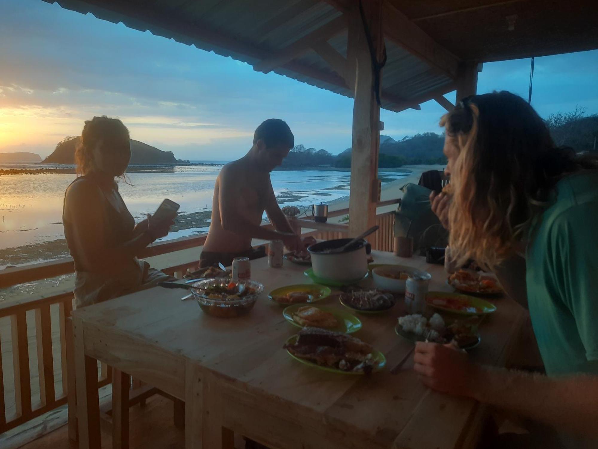 Boneputeh Homestay Taliwang Екстериор снимка